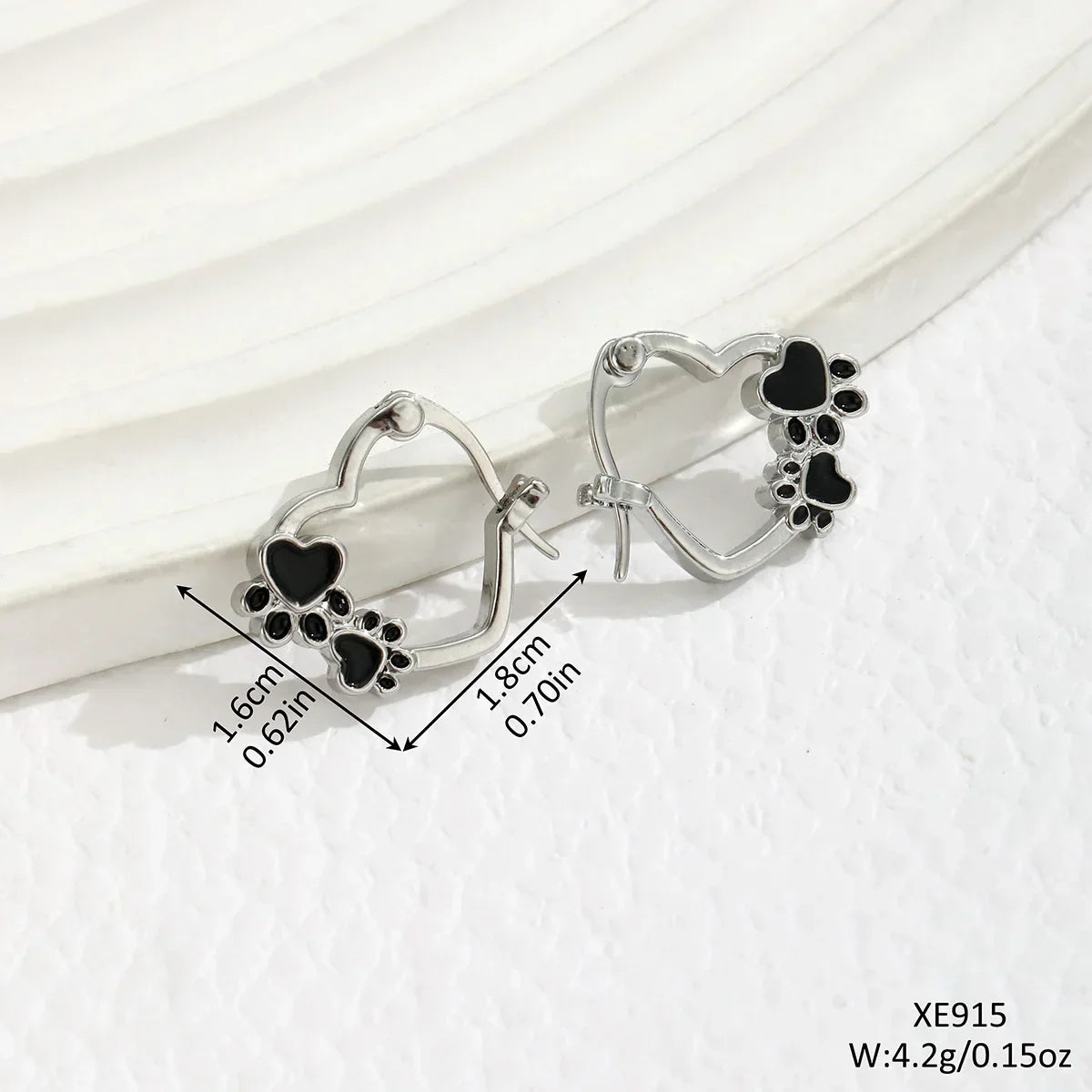 Pendientes Huggie con Huella de Corazón y Esmalte Negro