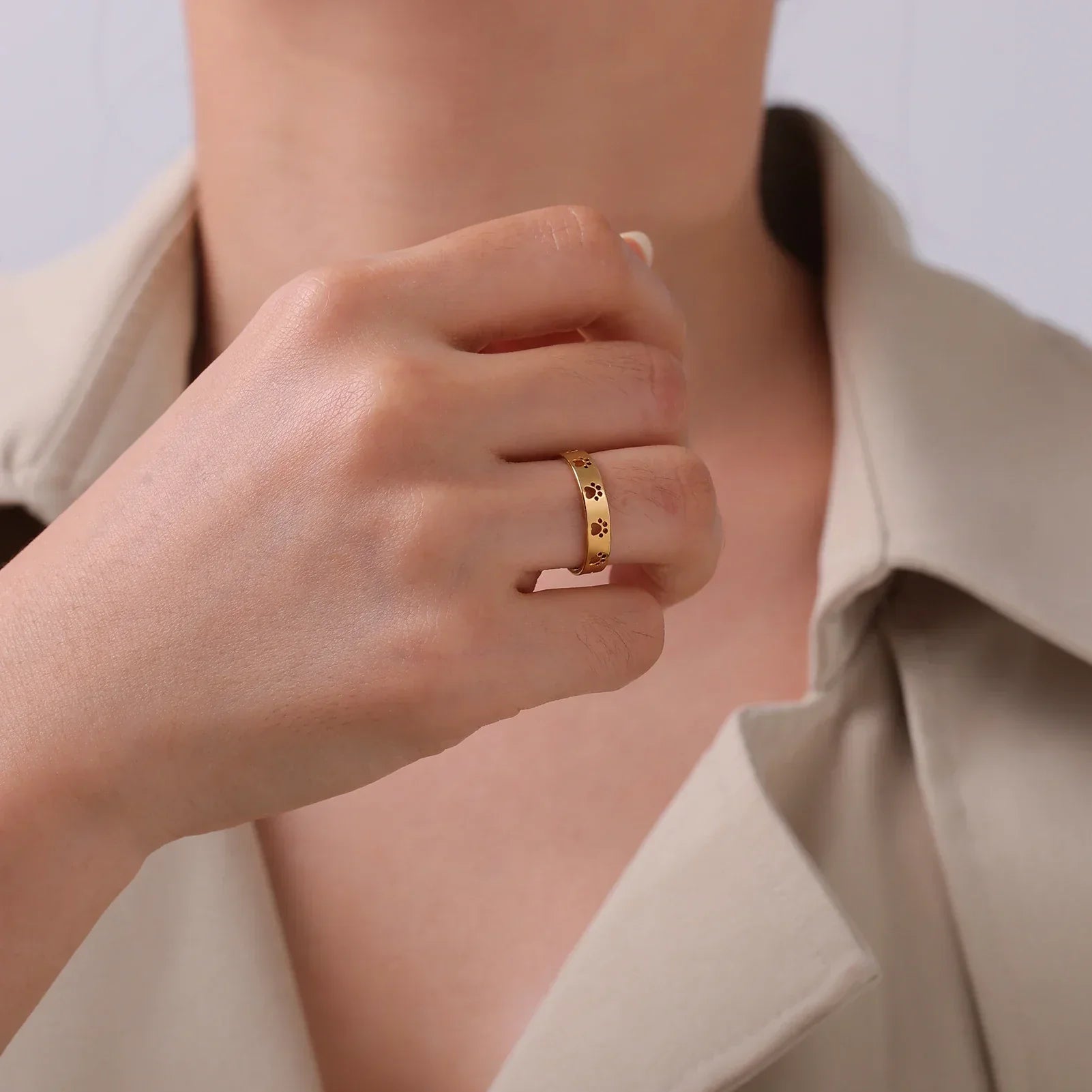 Anillo con Huella de Patas en Tono Dorado – Acero Inoxidable
