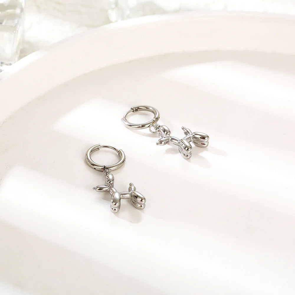 Pendientes Huggie de Oro con Encanto de Perro Globo Mini