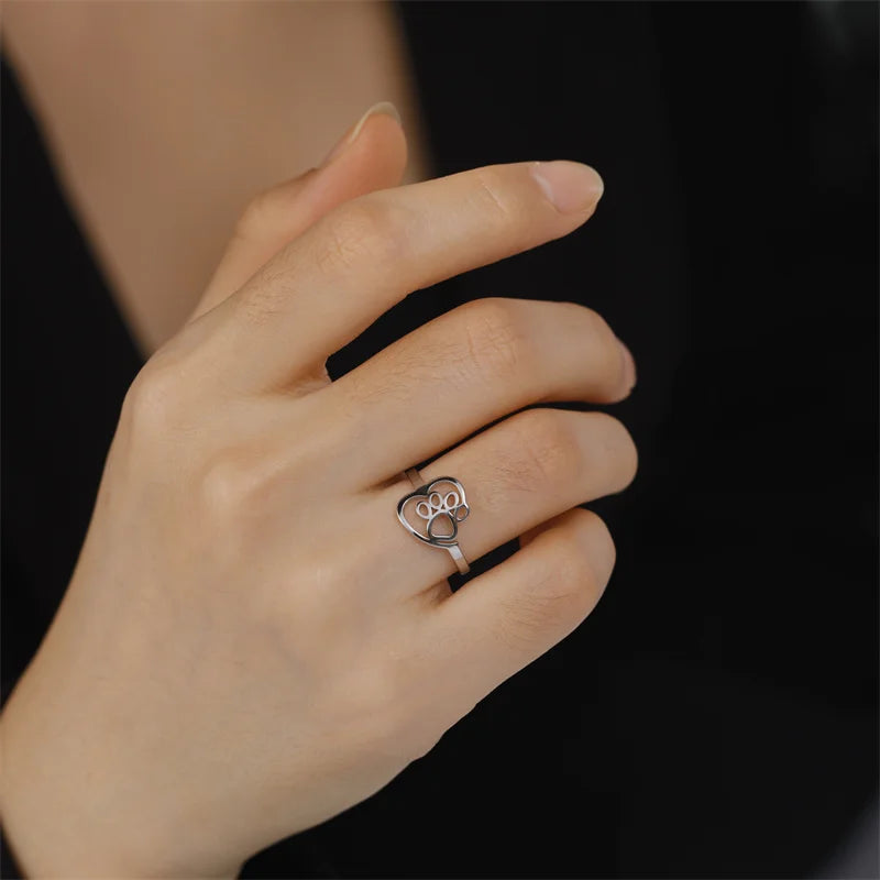 Anillo en Tono Dorado con Huella y Corazón – Joyería de Acero Inoxidable para Amantes de las Mascotas