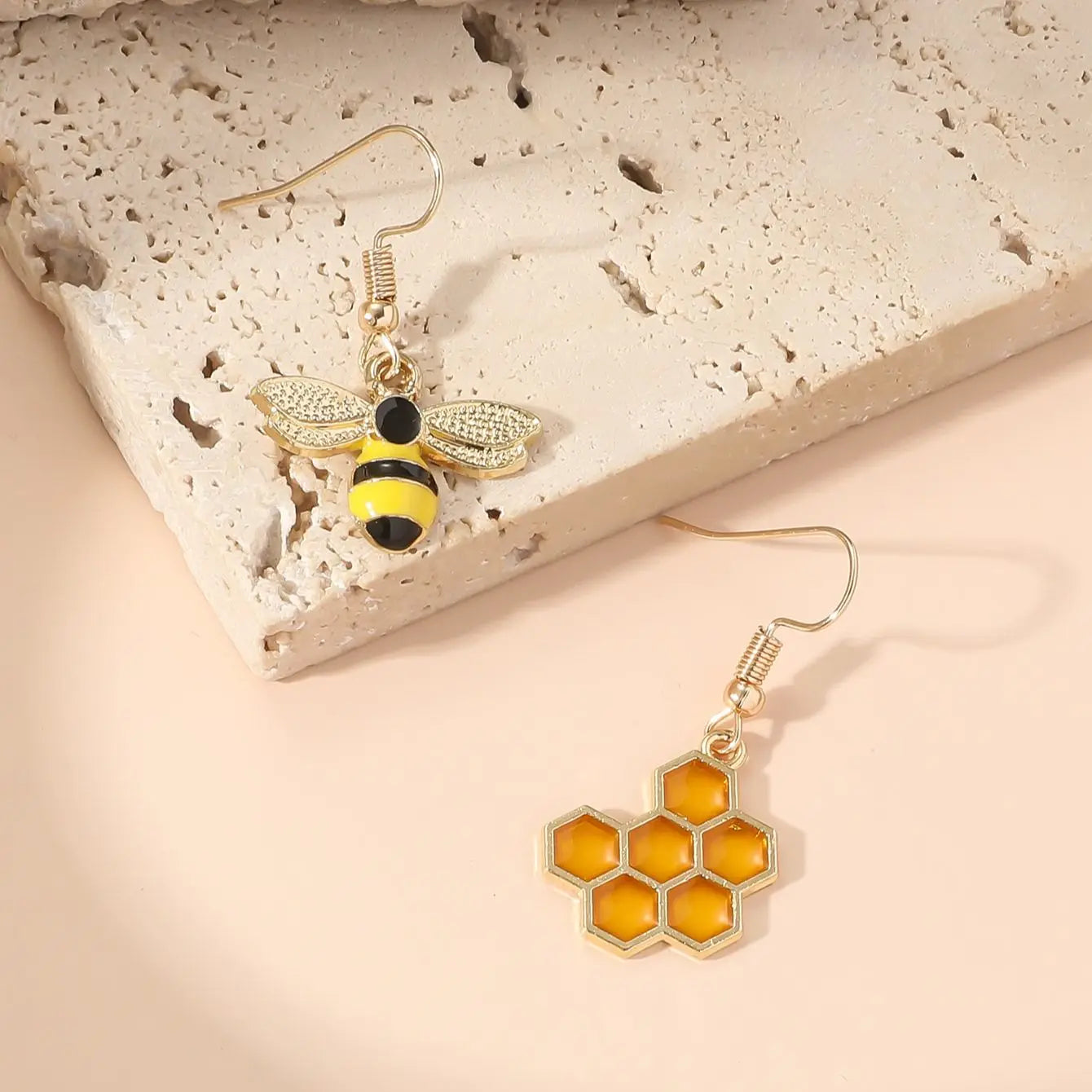 Pendientes Colgantes de Panal y Abeja – Joyería en Tono Dorado para Mujeres