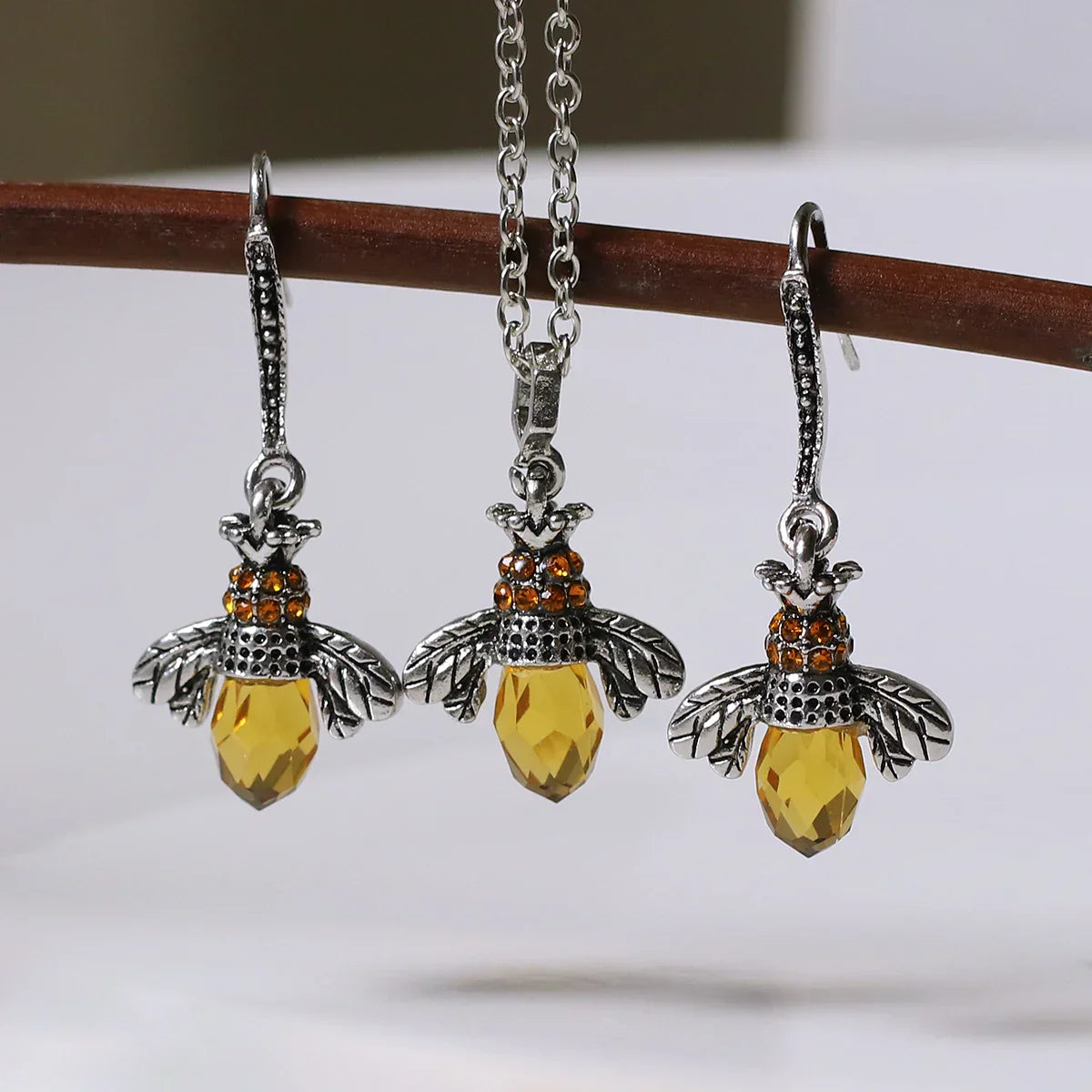 Collar y Aretes Vintage de Abeja
