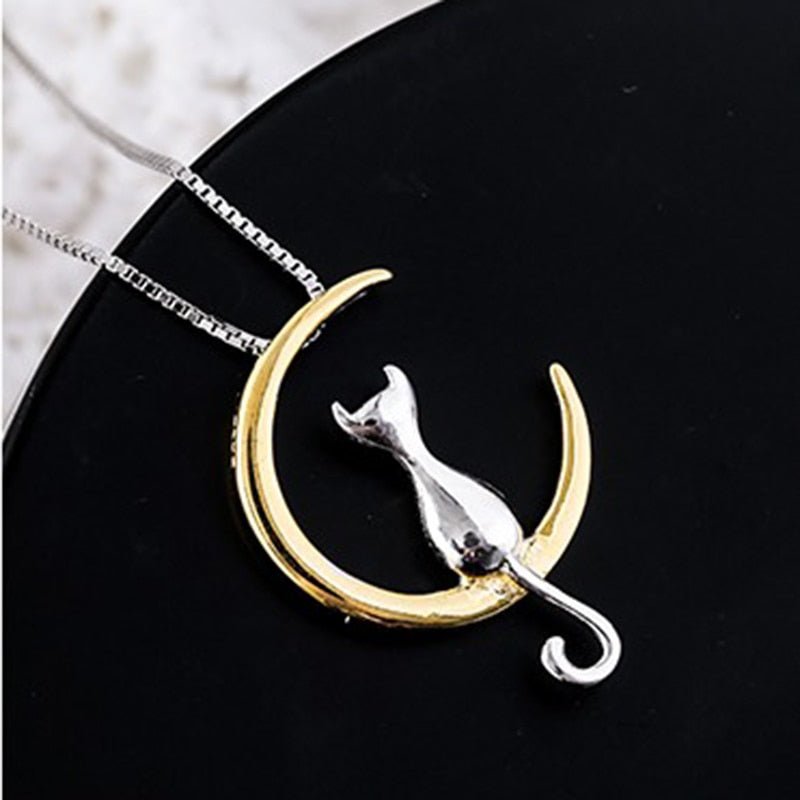 Collar elegante de gato y luna creciente