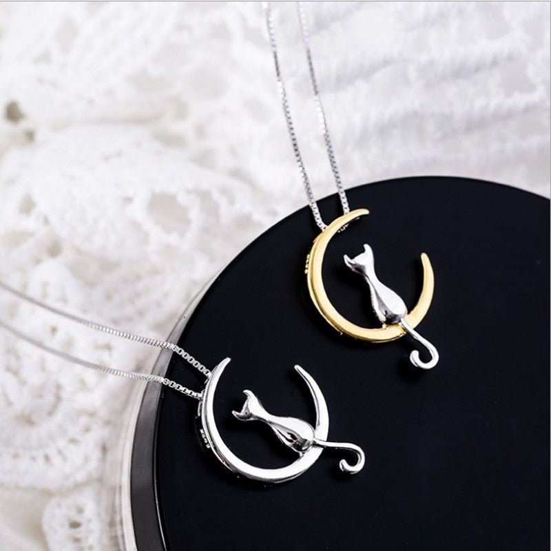 Collar elegante de gato y luna creciente