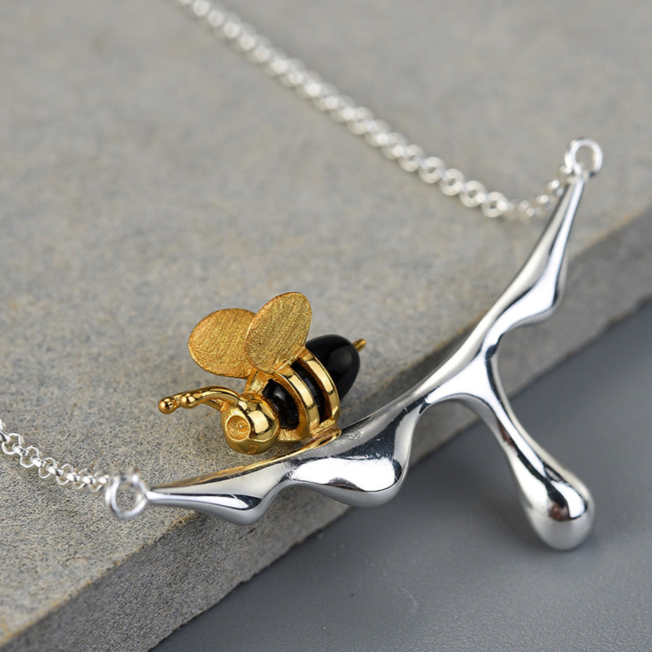 Collar de Miel Goteante y Abeja