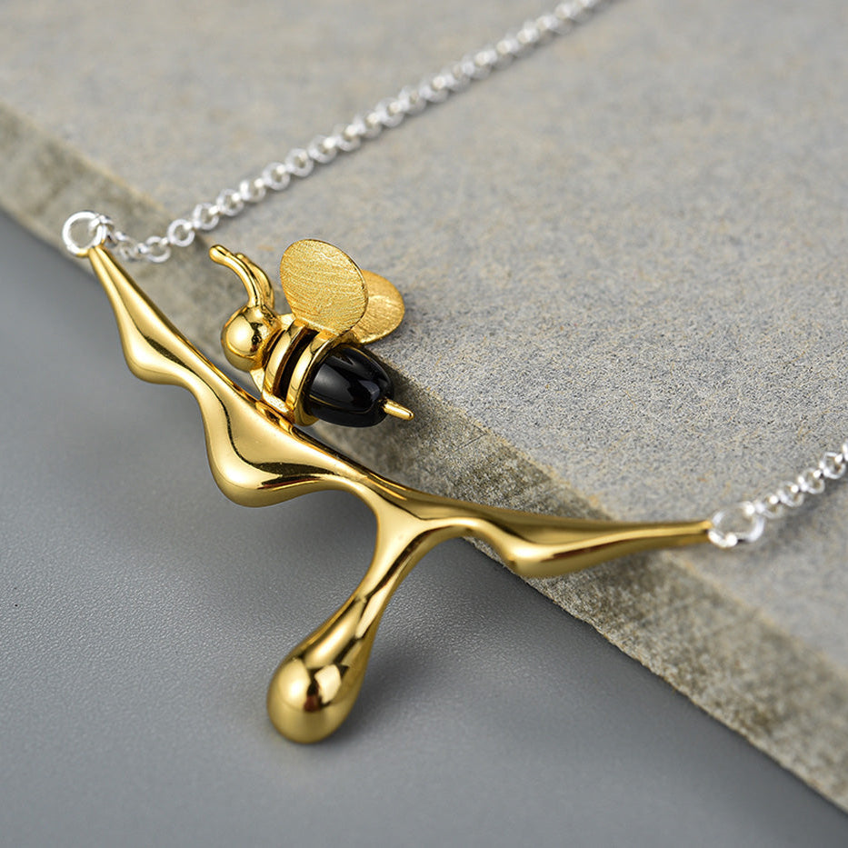 Collar de Miel Goteante y Abeja