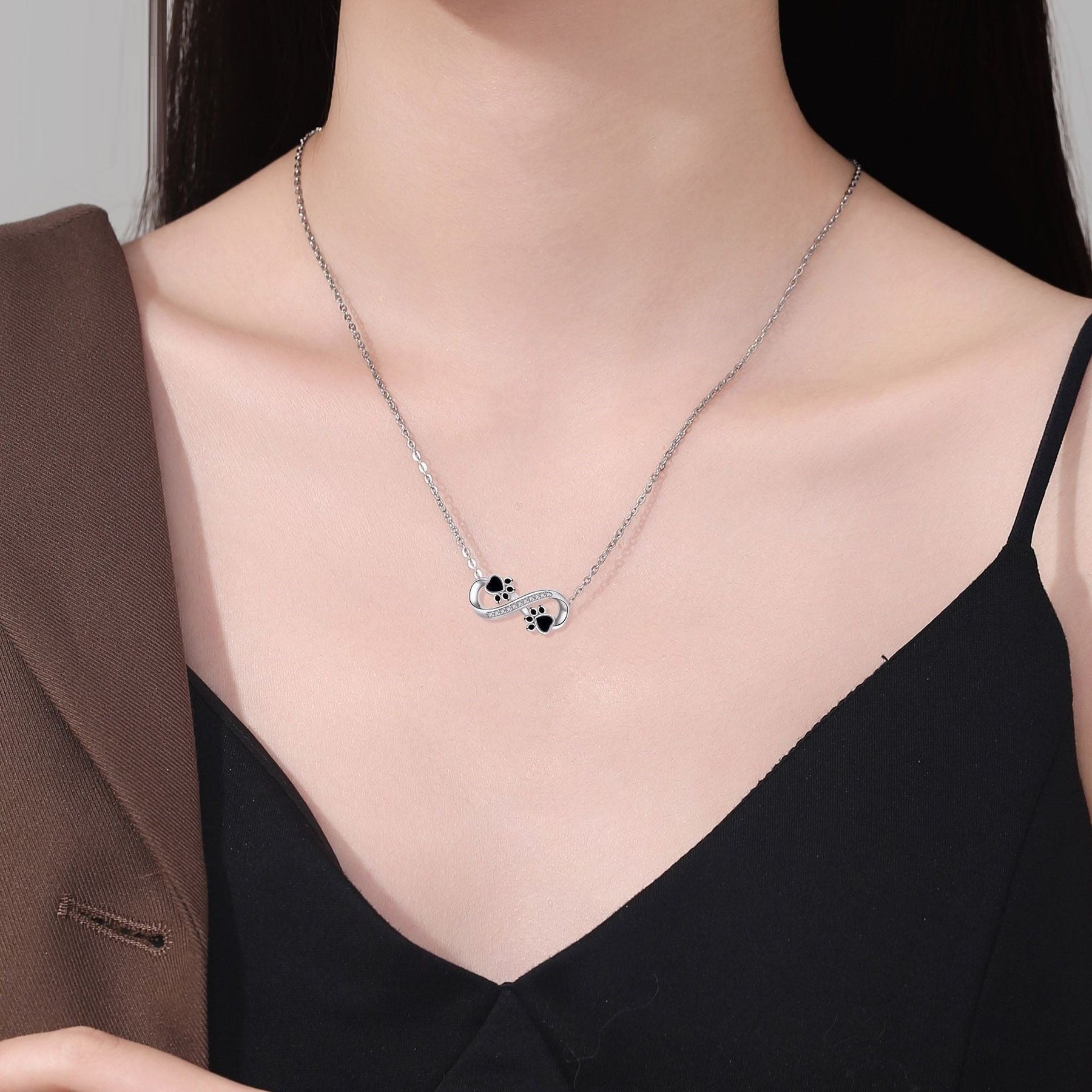 Collar de Huella de Patas Infinita con Zirconia