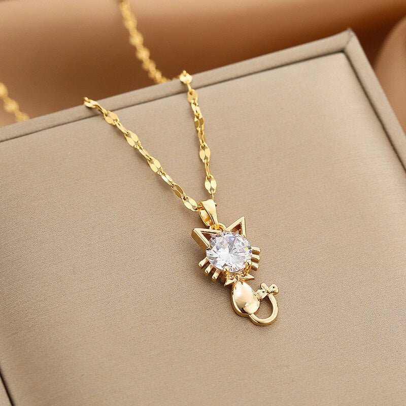 Collar de gato chapado en oro con zirconia
