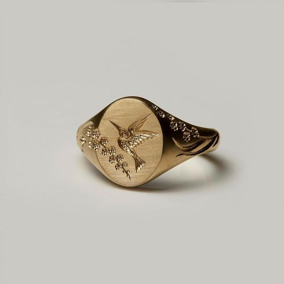 Anillo Sello Vintage de Oro con Colibrí