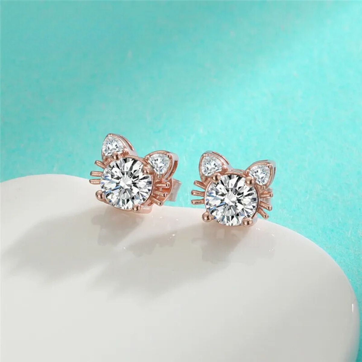 Pendientes de Stud de Gato de Moissanita en Oro Rosa de 925 Plata Esterlina