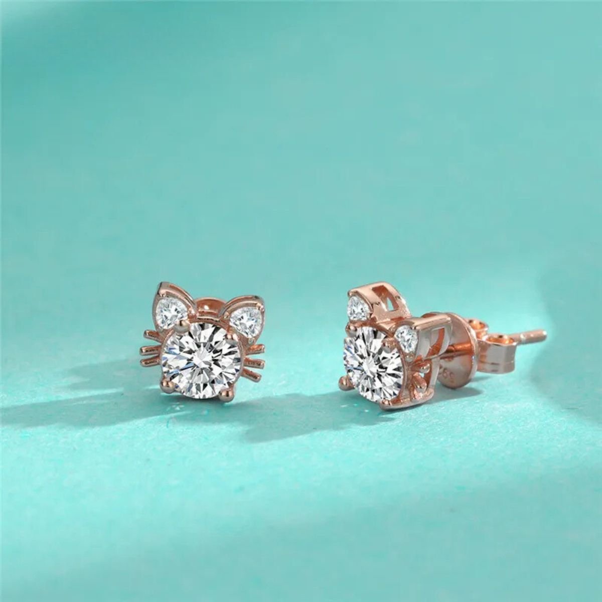 Pendientes de Stud de Gato de Moissanita en Oro Rosa de 925 Plata Esterlina
