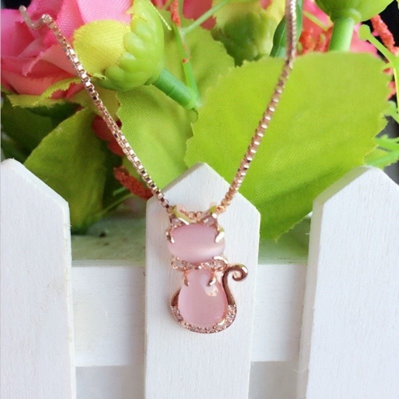 Collar de gato encantador con piedra rosa y zirconia